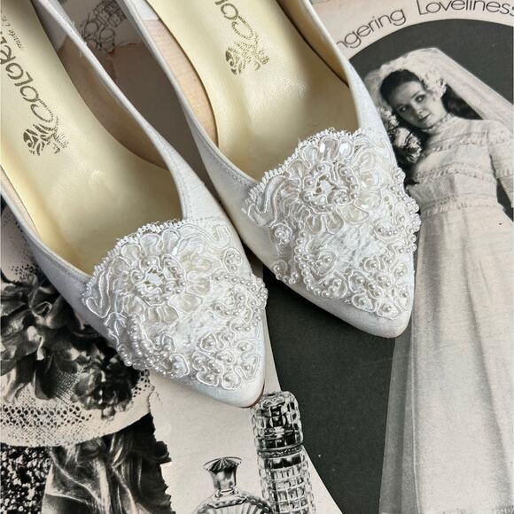 Vintage 80s Coloriffics White Satin Kitten Heels – Lace Bridal Wedding Shoes 7.5 - Picture 2 of 13